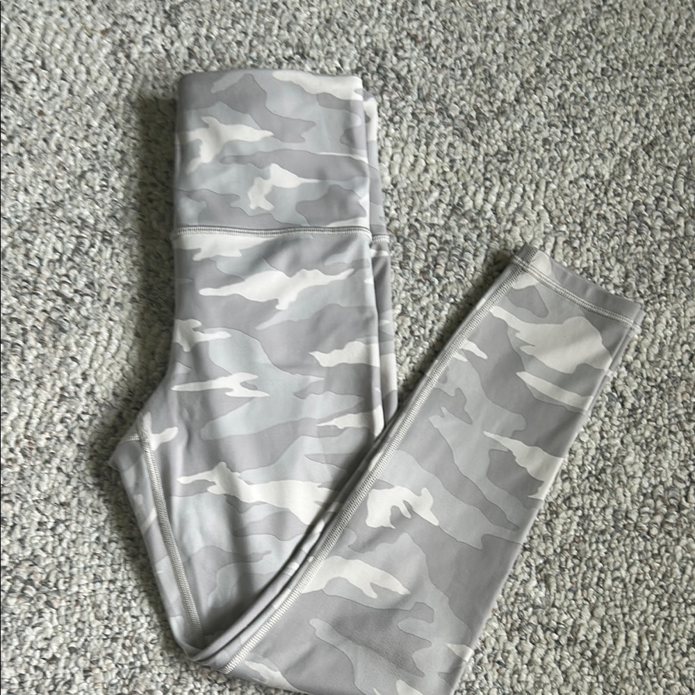 Athleta Gray and White Camo Leggings Sleek Form-Fitting Design